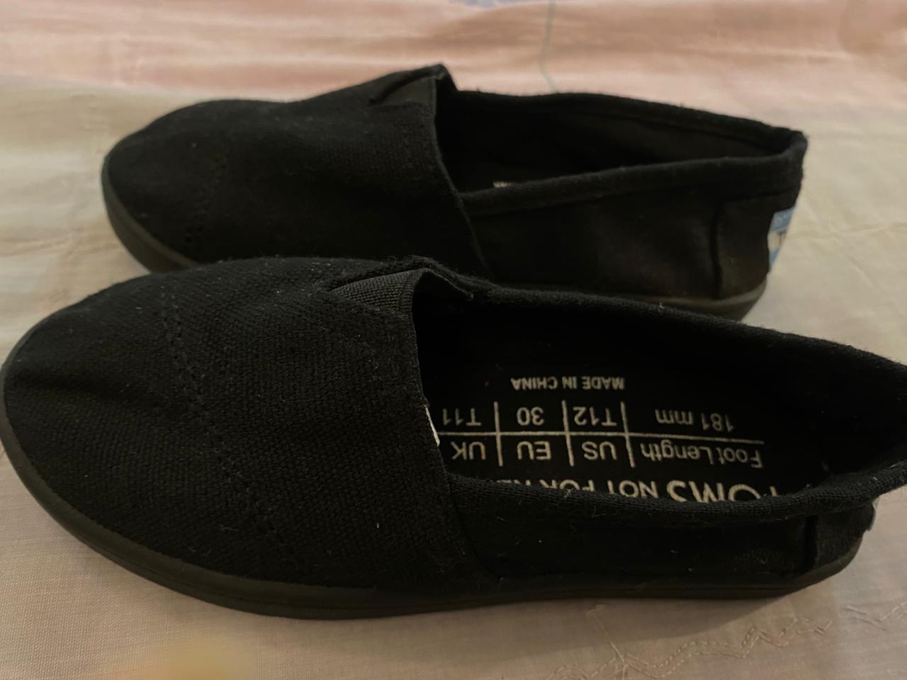 Toms Shoes / Size 30