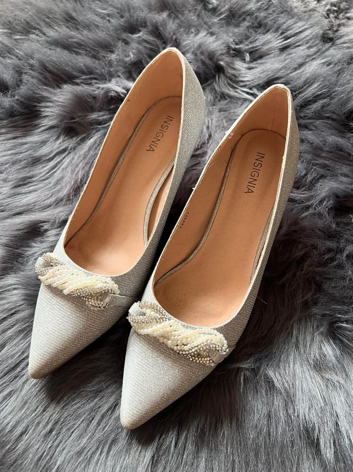 Insignia Gold Court Heels Insignia Size: 40 – Mamas Marketplace