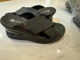 Sandals. Size: 6