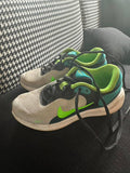 Unisex Sneakers / Size 1Y