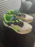 Unisex Sneakers / Size 1Y